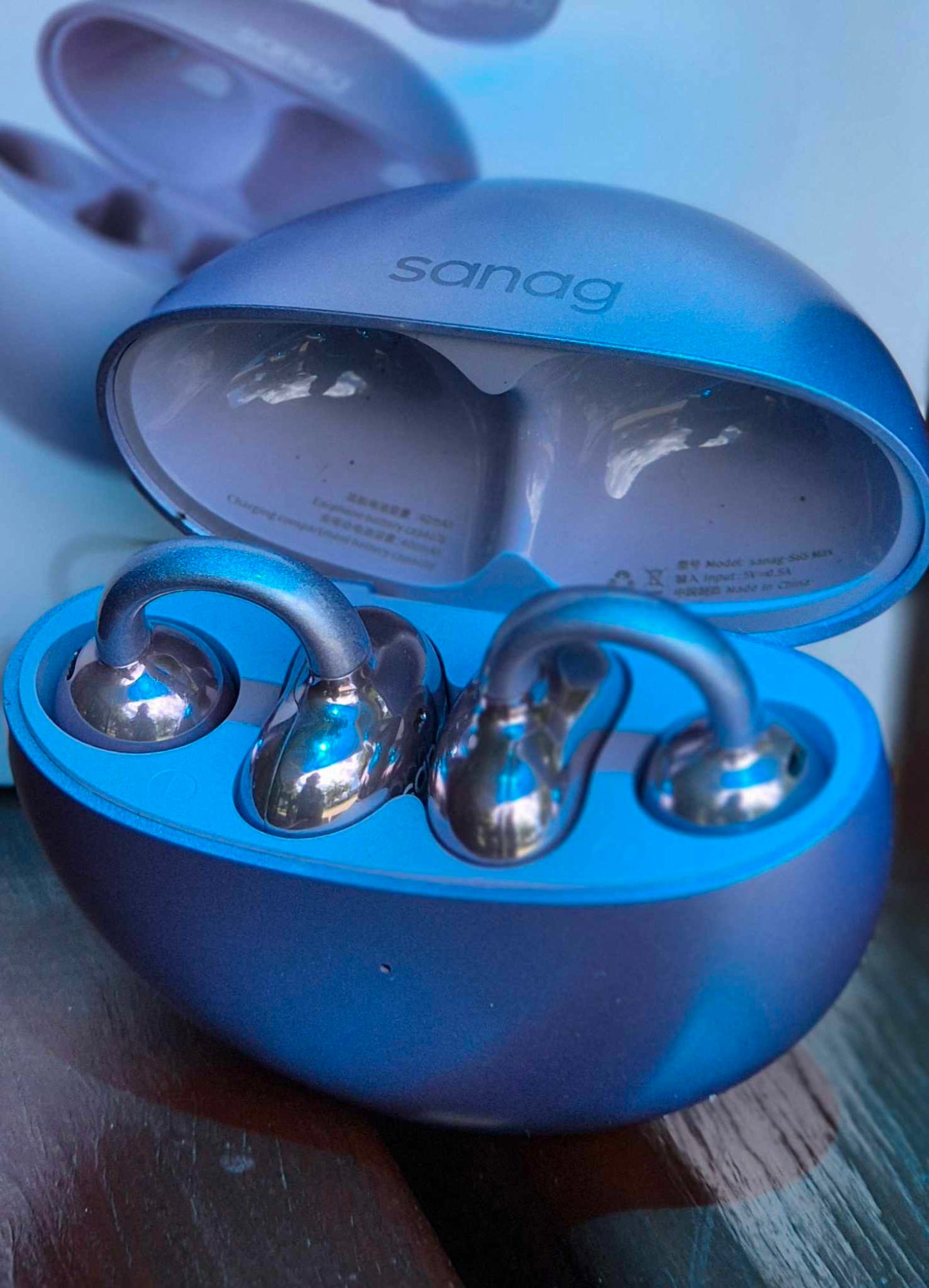 Ear buds clip-on